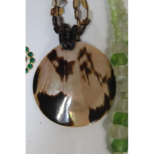 744 - QUANTITY OF GOOD VINTAGE AND MODERN COSTUME NECKLACES