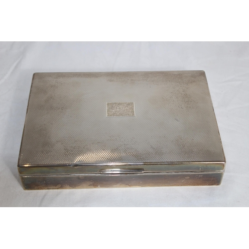 901 - SILVER CIGAR BOX AND CONTENTS - LONDON 1929 - WILLIAM COMYNS 
23 X 16 X 4CM