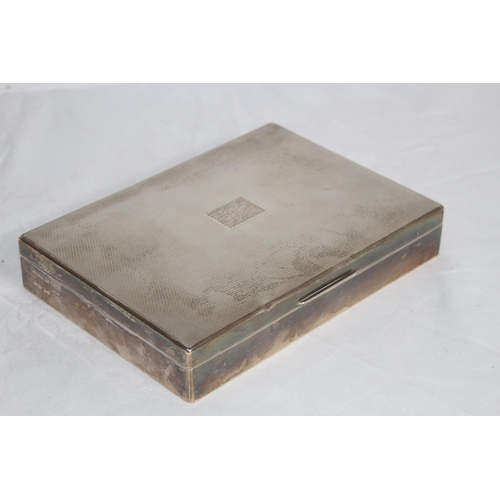 901 - SILVER CIGAR BOX AND CONTENTS - LONDON 1929 - WILLIAM COMYNS 
23 X 16 X 4CM