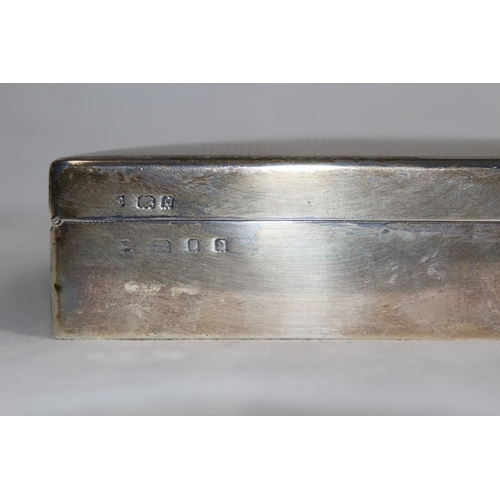 901 - SILVER CIGAR BOX AND CONTENTS - LONDON 1929 - WILLIAM COMYNS 
23 X 16 X 4CM
