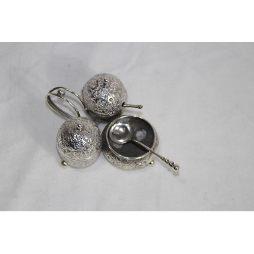 909 - HALLMARKED SILVER CRUET SET - 93.20G - BIRMINGHAM 1887