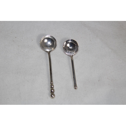 909 - HALLMARKED SILVER CRUET SET - 93.20G - BIRMINGHAM 1887