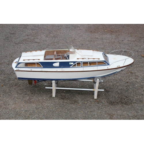 505 - LARGE VINTAGE MODEL MOTOR BOAT
86 X 30CM