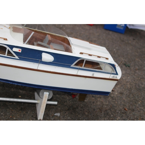 505 - LARGE VINTAGE MODEL MOTOR BOAT
86 X 30CM