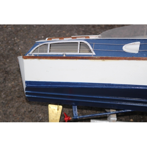 505 - LARGE VINTAGE MODEL MOTOR BOAT
86 X 30CM