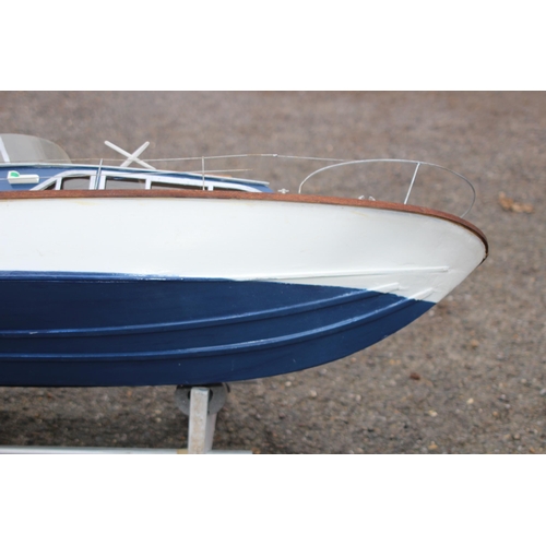 505 - LARGE VINTAGE MODEL MOTOR BOAT
86 X 30CM
