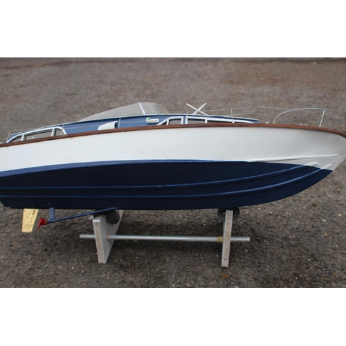 505 - LARGE VINTAGE MODEL MOTOR BOAT
86 X 30CM