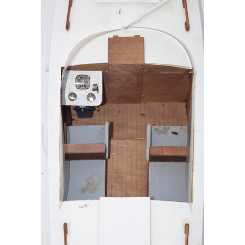 505 - LARGE VINTAGE MODEL MOTOR BOAT
86 X 30CM