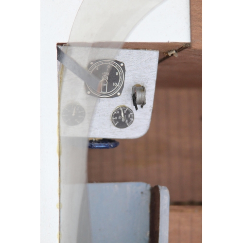 505 - LARGE VINTAGE MODEL MOTOR BOAT
86 X 30CM