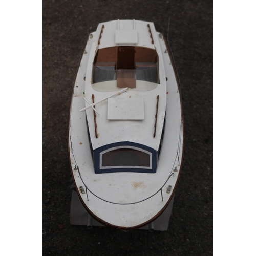 505 - LARGE VINTAGE MODEL MOTOR BOAT
86 X 30CM