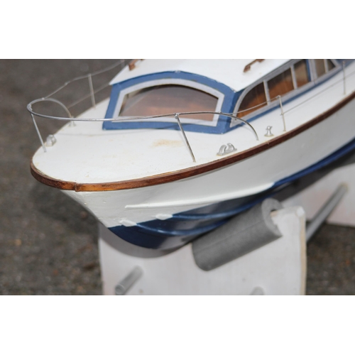 505 - LARGE VINTAGE MODEL MOTOR BOAT
86 X 30CM