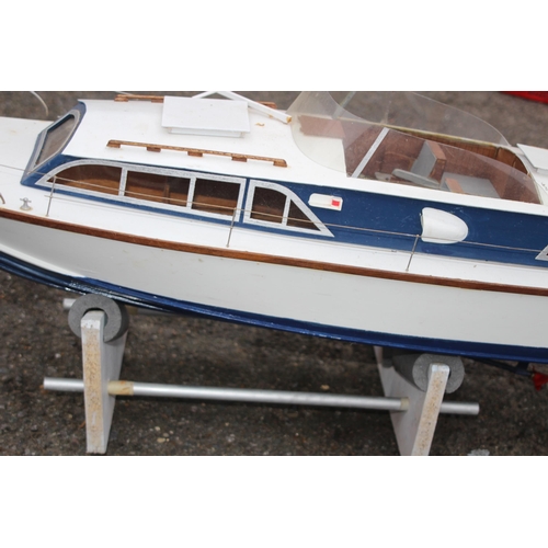 505 - LARGE VINTAGE MODEL MOTOR BOAT
86 X 30CM