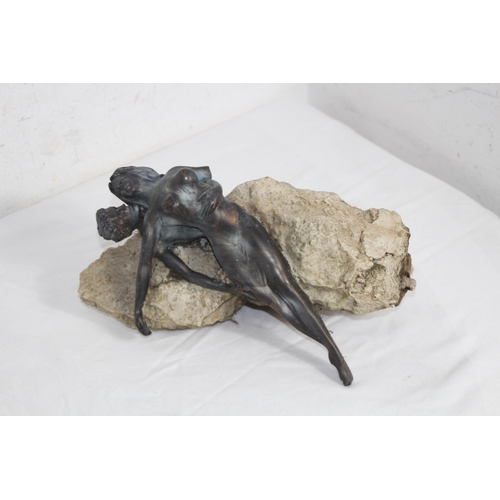 748 - PERIOD ART DECO MODEL OF A COUPLE IN AN EMBRACE WITH A ROCK BACKGROUND, 11 INCHES TALL, BASE DETERIO... 
