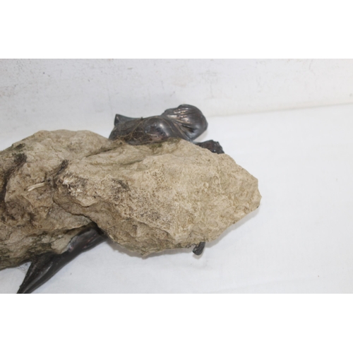 748 - PERIOD ART DECO MODEL OF A COUPLE IN AN EMBRACE WITH A ROCK BACKGROUND, 11 INCHES TALL, BASE DETERIO... 