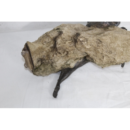 748 - PERIOD ART DECO MODEL OF A COUPLE IN AN EMBRACE WITH A ROCK BACKGROUND, 11 INCHES TALL, BASE DETERIO... 