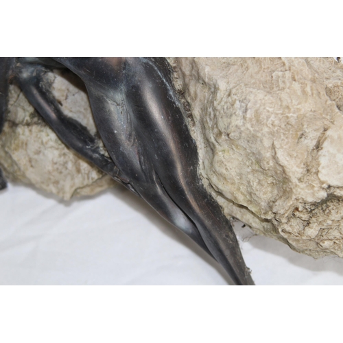 748 - PERIOD ART DECO MODEL OF A COUPLE IN AN EMBRACE WITH A ROCK BACKGROUND, 11 INCHES TALL, BASE DETERIO... 