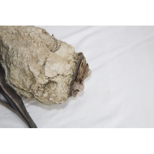 748 - PERIOD ART DECO MODEL OF A COUPLE IN AN EMBRACE WITH A ROCK BACKGROUND, 11 INCHES TALL, BASE DETERIO... 