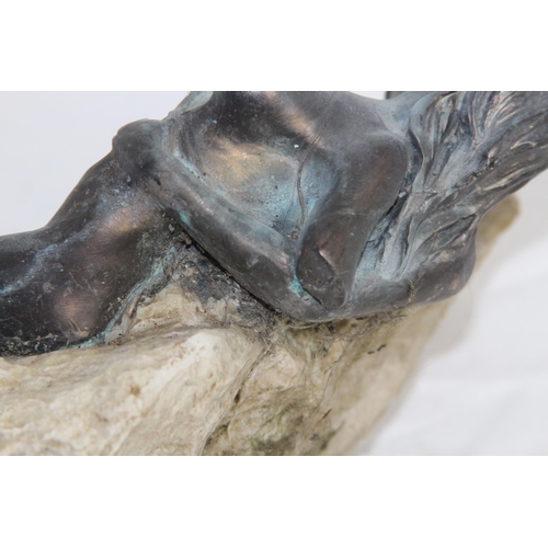 748 - PERIOD ART DECO MODEL OF A COUPLE IN AN EMBRACE WITH A ROCK BACKGROUND, 11 INCHES TALL, BASE DETERIO... 