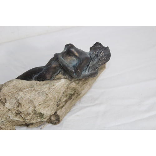 748 - PERIOD ART DECO MODEL OF A COUPLE IN AN EMBRACE WITH A ROCK BACKGROUND, 11 INCHES TALL, BASE DETERIO... 