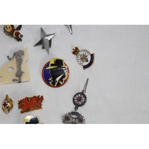 752 - SELECTION OF VINTAGE & OTHER BADGES