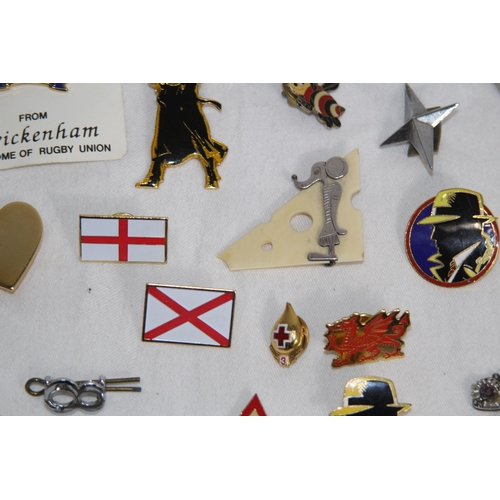 752 - SELECTION OF VINTAGE & OTHER BADGES
