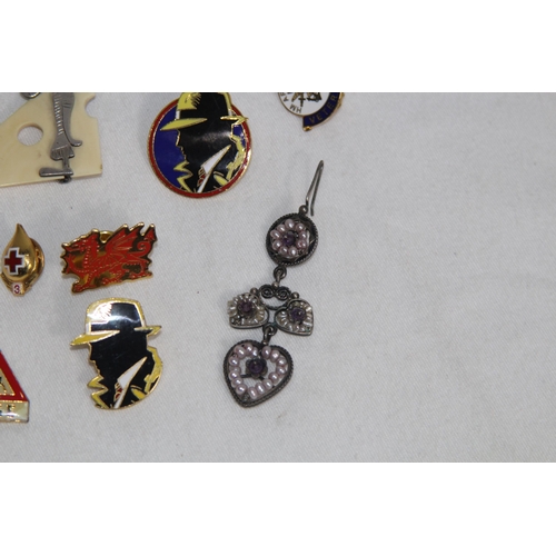 752 - SELECTION OF VINTAGE & OTHER BADGES