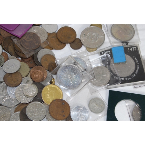 812 - LARGE QTY OF BRITISH AND WORLD COINS