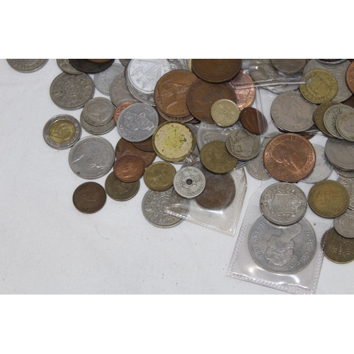 812 - LARGE QTY OF BRITISH AND WORLD COINS