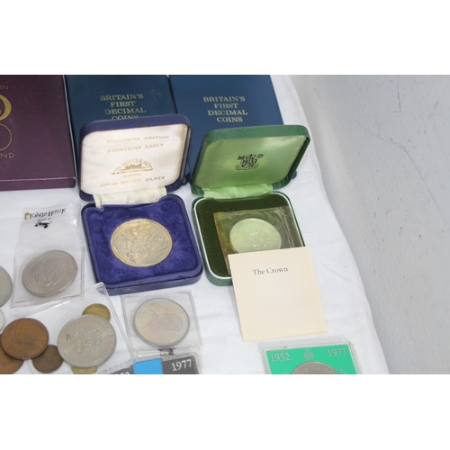 812 - LARGE QTY OF BRITISH AND WORLD COINS