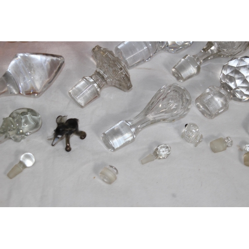 232 - MIXTURE OF ART GLASS, GLASS ANIMALS AND A QTY OF GLASS STOPPERS IN VARIETY OF SIZES FOR DECANTERS & ... 
