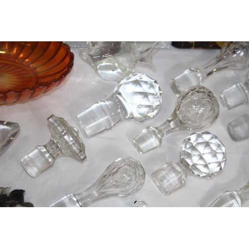232 - MIXTURE OF ART GLASS, GLASS ANIMALS AND A QTY OF GLASS STOPPERS IN VARIETY OF SIZES FOR DECANTERS & ... 