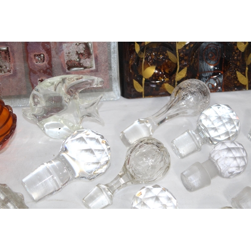 232 - MIXTURE OF ART GLASS, GLASS ANIMALS AND A QTY OF GLASS STOPPERS IN VARIETY OF SIZES FOR DECANTERS & ... 