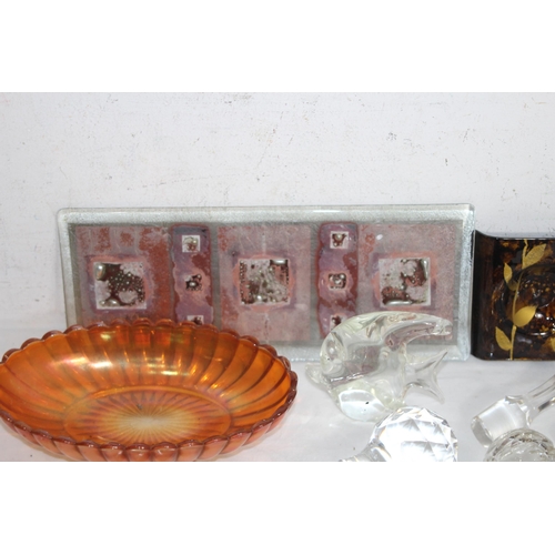 232 - MIXTURE OF ART GLASS, GLASS ANIMALS AND A QTY OF GLASS STOPPERS IN VARIETY OF SIZES FOR DECANTERS & ... 