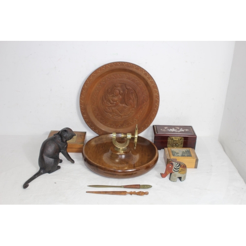 427 - COLLECTION OF TREEN AND CARVED WOOD ITEMS INCLUDING A MOTHER OF PEARL INLAID BOX
