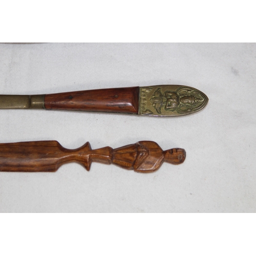 427 - COLLECTION OF TREEN AND CARVED WOOD ITEMS INCLUDING A MOTHER OF PEARL INLAID BOX