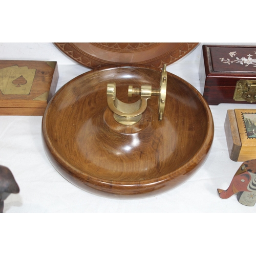 427 - COLLECTION OF TREEN AND CARVED WOOD ITEMS INCLUDING A MOTHER OF PEARL INLAID BOX