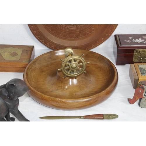 427 - COLLECTION OF TREEN AND CARVED WOOD ITEMS INCLUDING A MOTHER OF PEARL INLAID BOX