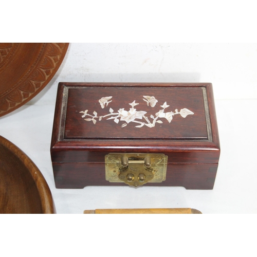 427 - COLLECTION OF TREEN AND CARVED WOOD ITEMS INCLUDING A MOTHER OF PEARL INLAID BOX