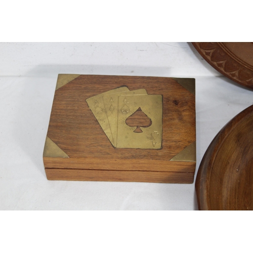 427 - COLLECTION OF TREEN AND CARVED WOOD ITEMS INCLUDING A MOTHER OF PEARL INLAID BOX