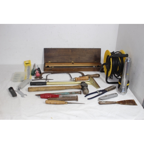 430 - QUANTITY OF TOOLS INCLUDING VINTAGE EXAMPLES AND A WOODEN CASED PARALLEL ROLLING RULE ETC