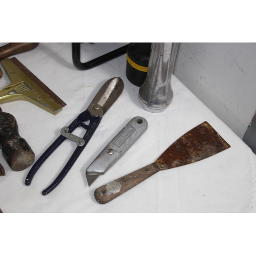 430 - QUANTITY OF TOOLS INCLUDING VINTAGE EXAMPLES AND A WOODEN CASED PARALLEL ROLLING RULE ETC