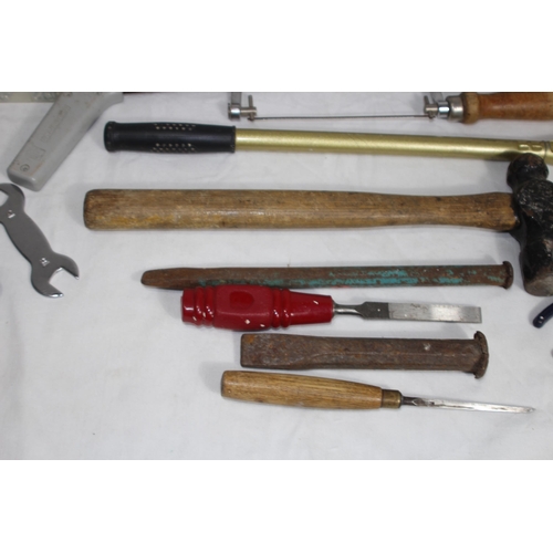 430 - QUANTITY OF TOOLS INCLUDING VINTAGE EXAMPLES AND A WOODEN CASED PARALLEL ROLLING RULE ETC
