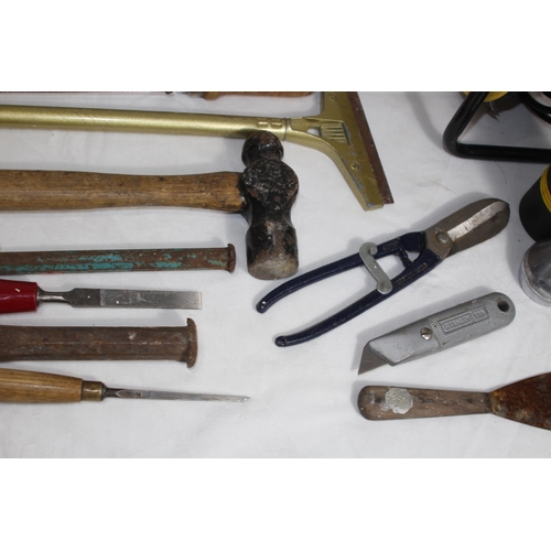 430 - QUANTITY OF TOOLS INCLUDING VINTAGE EXAMPLES AND A WOODEN CASED PARALLEL ROLLING RULE ETC
