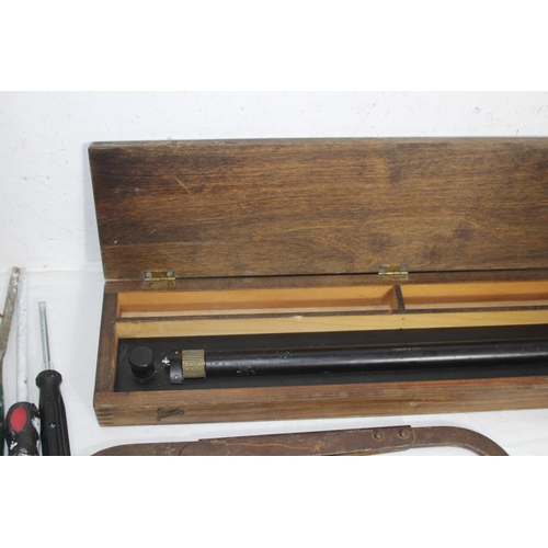 430 - QUANTITY OF TOOLS INCLUDING VINTAGE EXAMPLES AND A WOODEN CASED PARALLEL ROLLING RULE ETC