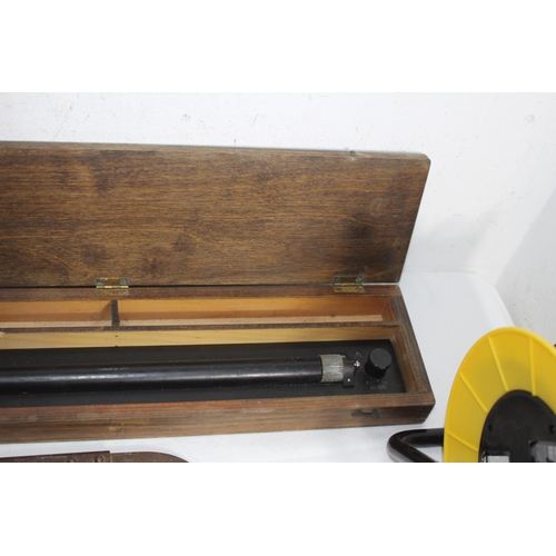 430 - QUANTITY OF TOOLS INCLUDING VINTAGE EXAMPLES AND A WOODEN CASED PARALLEL ROLLING RULE ETC