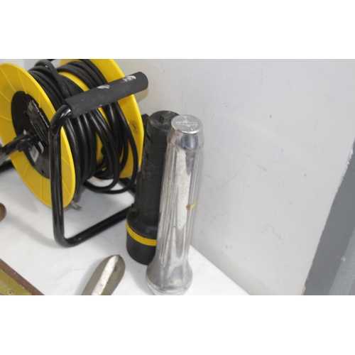 430 - QUANTITY OF TOOLS INCLUDING VINTAGE EXAMPLES AND A WOODEN CASED PARALLEL ROLLING RULE ETC