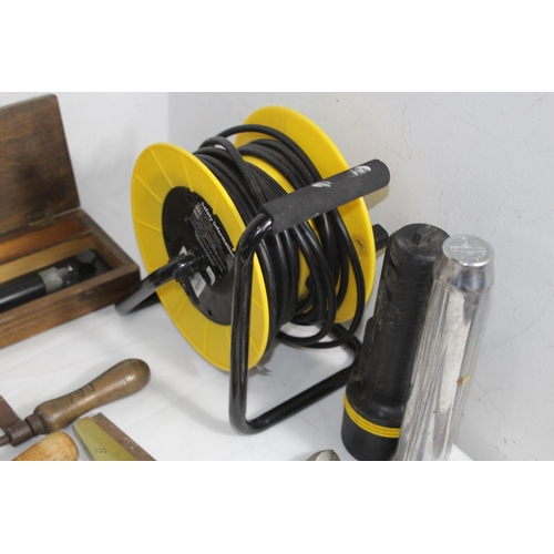 430 - QUANTITY OF TOOLS INCLUDING VINTAGE EXAMPLES AND A WOODEN CASED PARALLEL ROLLING RULE ETC