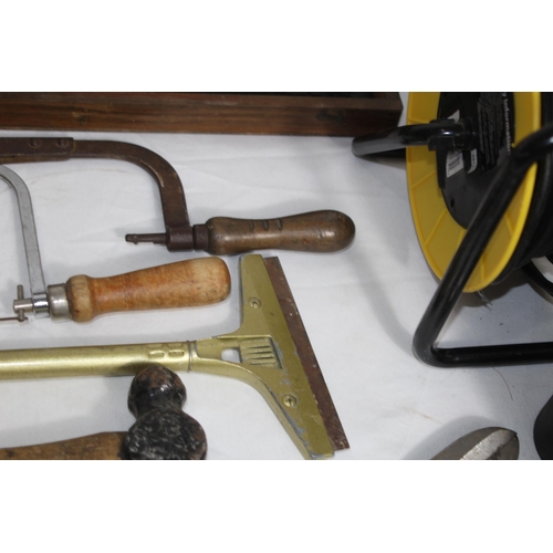 430 - QUANTITY OF TOOLS INCLUDING VINTAGE EXAMPLES AND A WOODEN CASED PARALLEL ROLLING RULE ETC