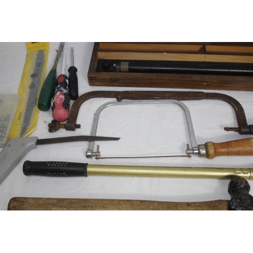 430 - QUANTITY OF TOOLS INCLUDING VINTAGE EXAMPLES AND A WOODEN CASED PARALLEL ROLLING RULE ETC