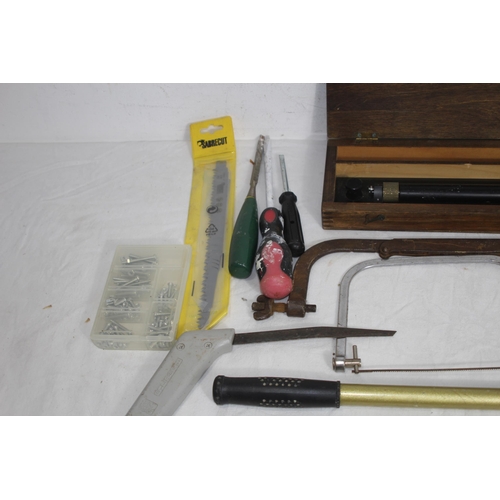 430 - QUANTITY OF TOOLS INCLUDING VINTAGE EXAMPLES AND A WOODEN CASED PARALLEL ROLLING RULE ETC